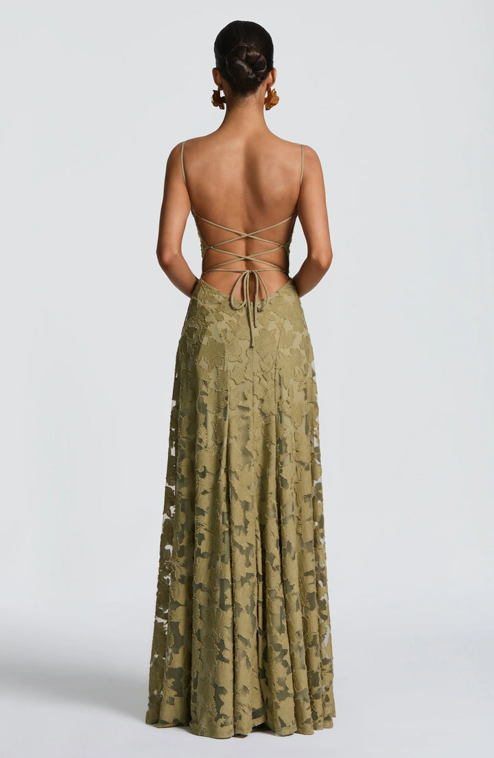 Chic women's flowy maxi dress, a versatile piece for elegant parties & formal gatherings.