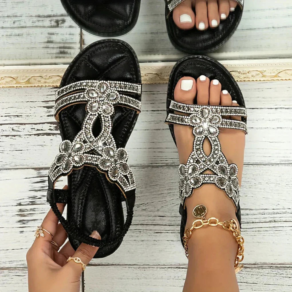Casual women's flat floral sandals, ideal for comfortable spring and summer wear.