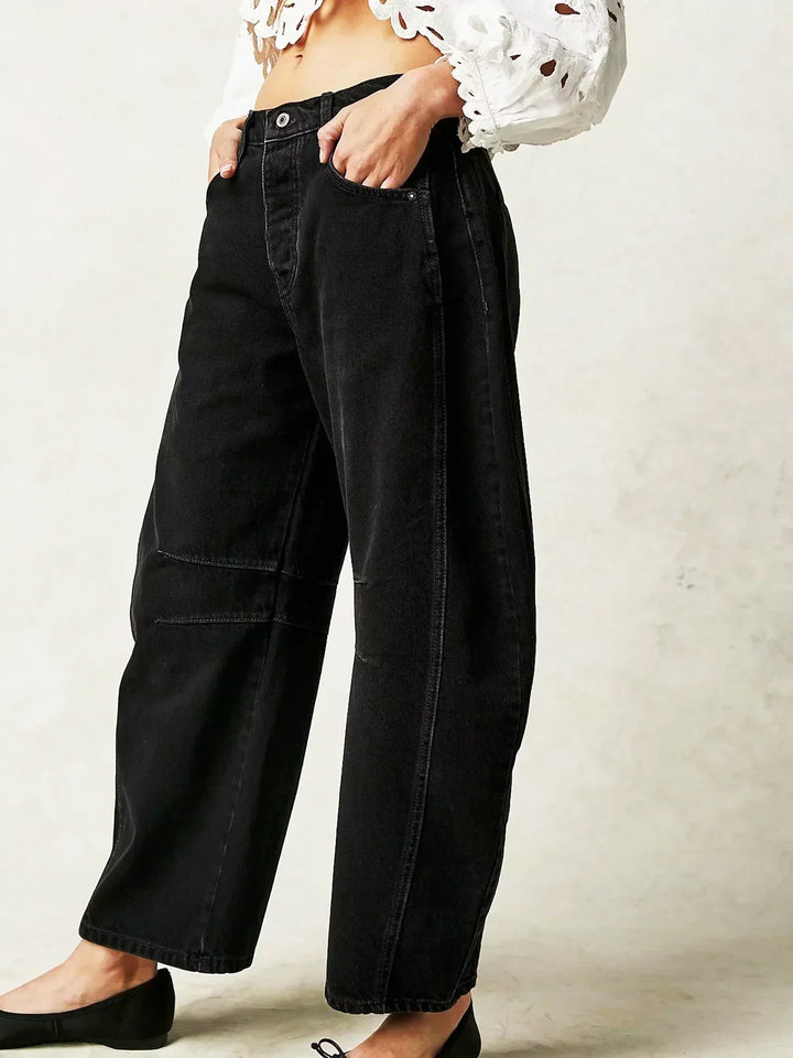 Modern women's wide-leg jeans with a high waist, offering a relaxed and versatile fit.