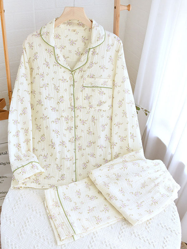 Button-down women's floral pajamas with long sleeves, ideal loungewear in a comfortable fit.