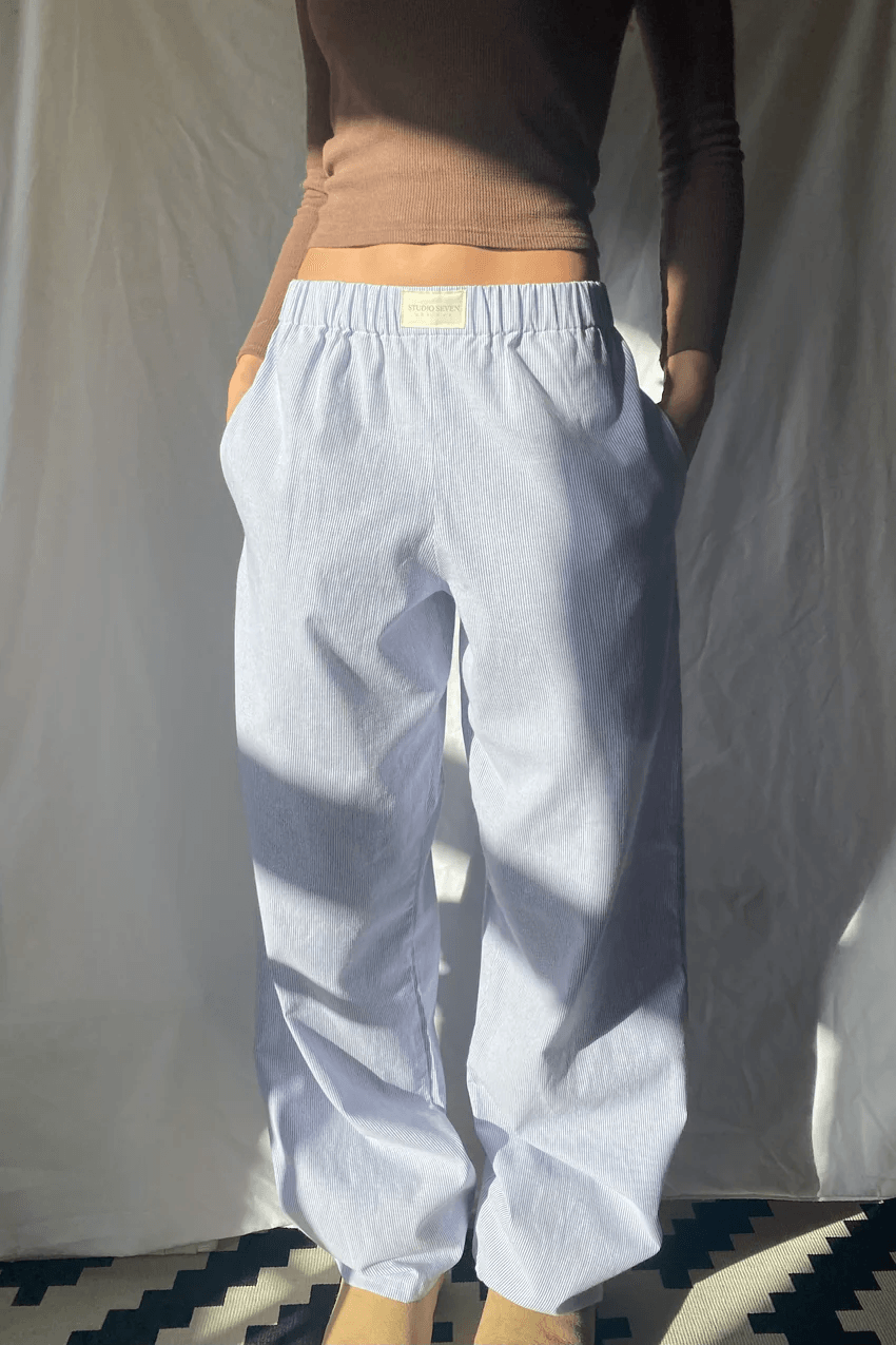 Soft fabric women's lounge trousers, lightweight and relaxed fit with an elastic waist, ideal for comfortable leisure.