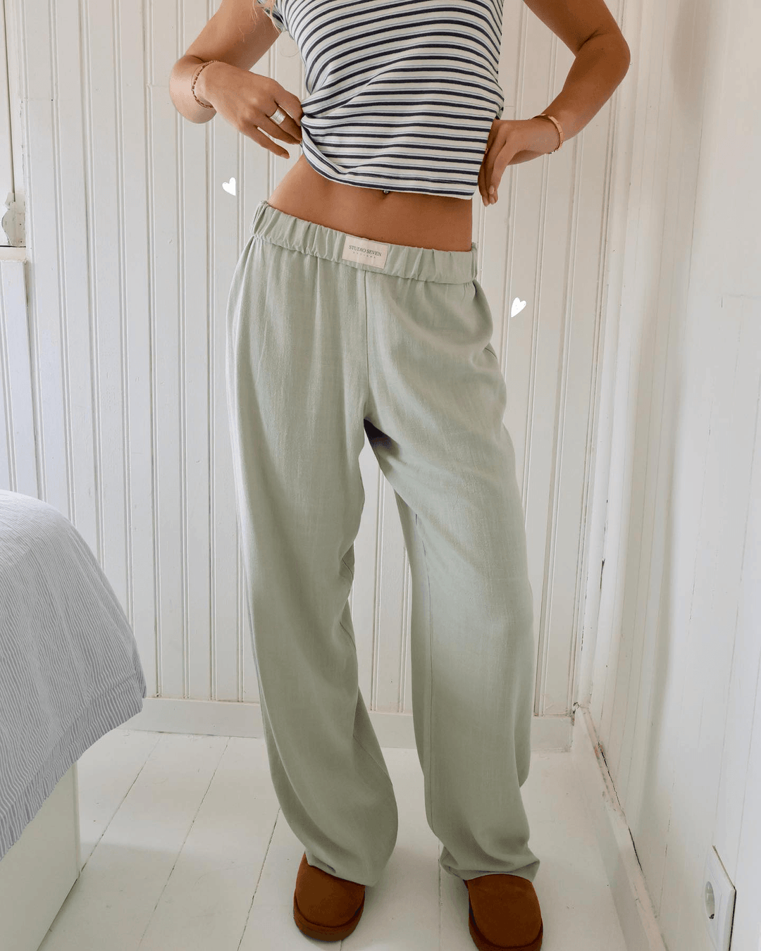 New women's lightweight lounge trousers, relaxed fit, soft and comfortable, featuring an elastic waist for leisure.