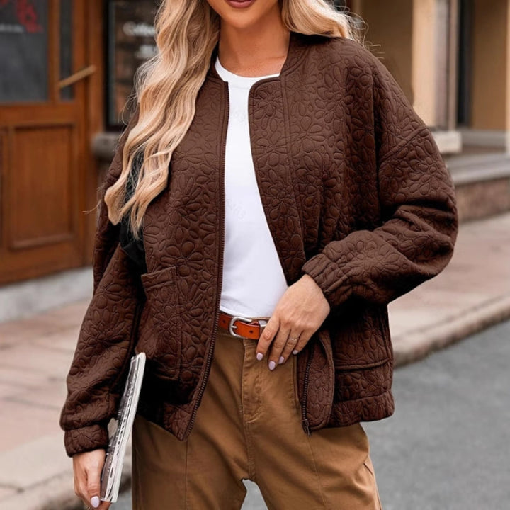 Casual women's quilted jacket, padded for warmth, featuring a stylish design and front pockets, ideal outerwear.
