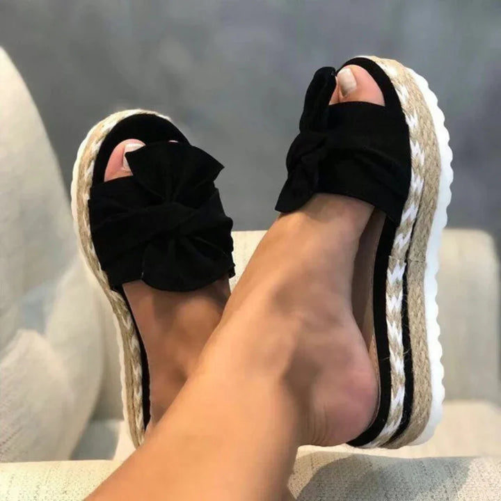 Fashionable open-toe women's sandals, providing orthopedic comfort & arch support for casual spring walks.