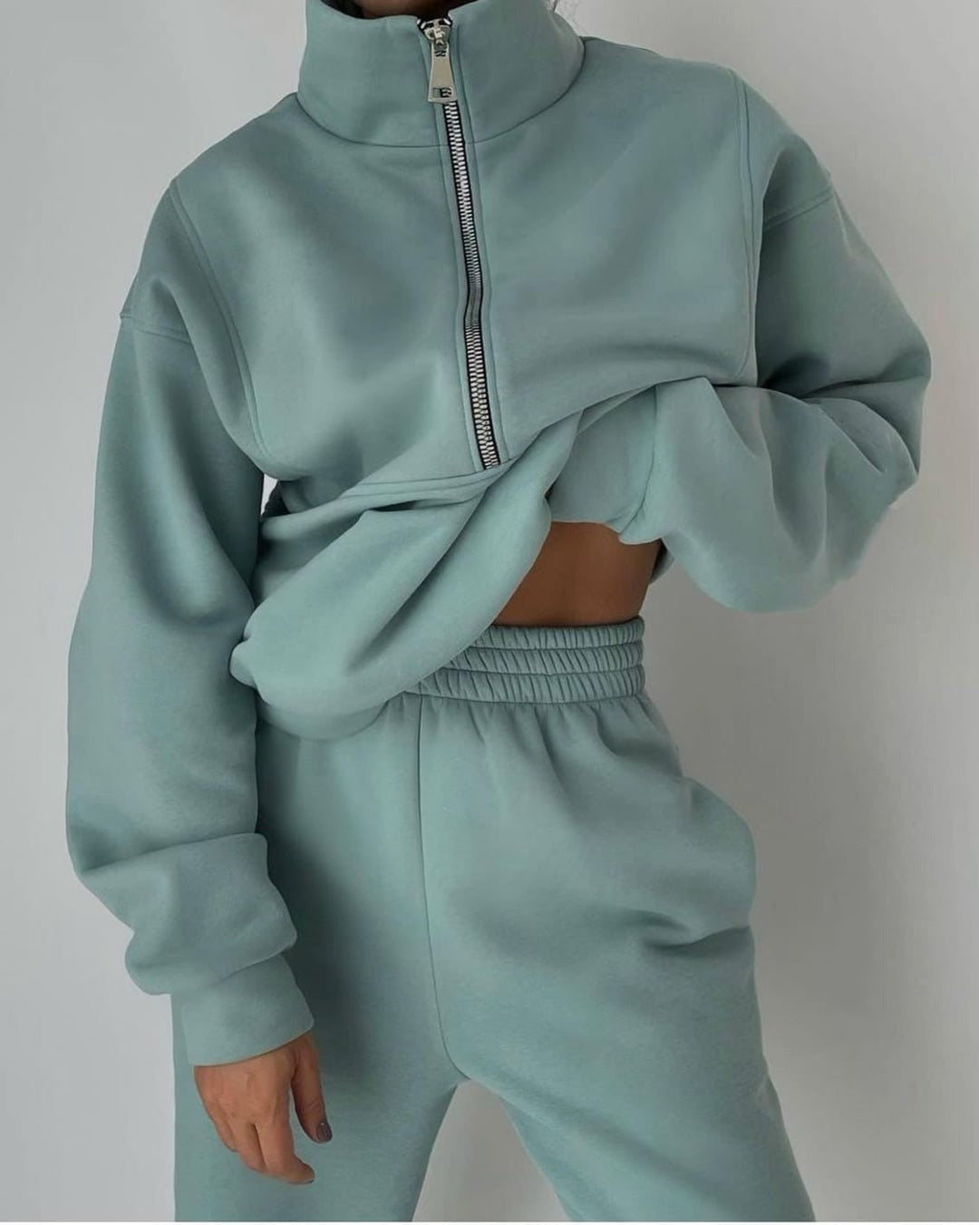 Women's oversized casual two-piece jogger set in a relaxed fit, perfect for loungewear & streetwear.
