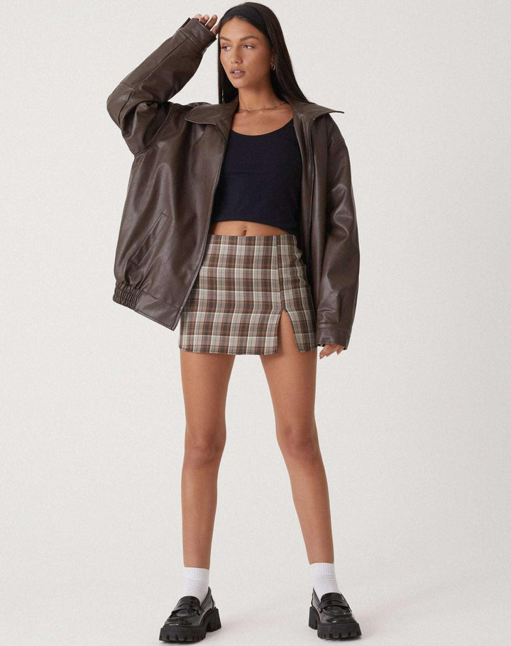 Stylish black oversized faux leather bomber jacket for women, featuring a trendy and comfortable design.