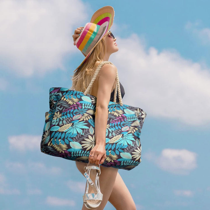 Women's versatile sandproof picnic tote, for park outings & concerts.