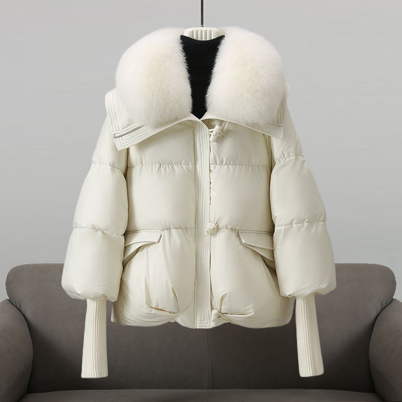 Stylish women's winter jacket with a cozy fur collar and durable padding for ultimate warmth