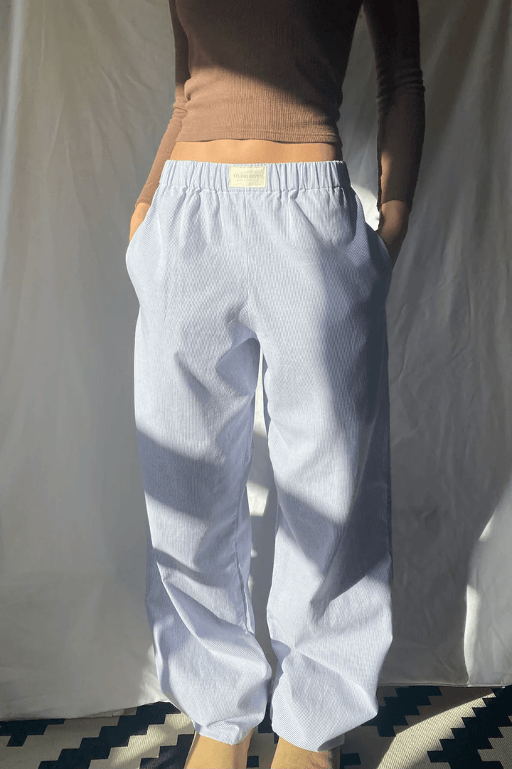 Lightweight women's lounge trousers with relaxed fit & elastic waist, made from soft, comfortable fabric for casual style.
