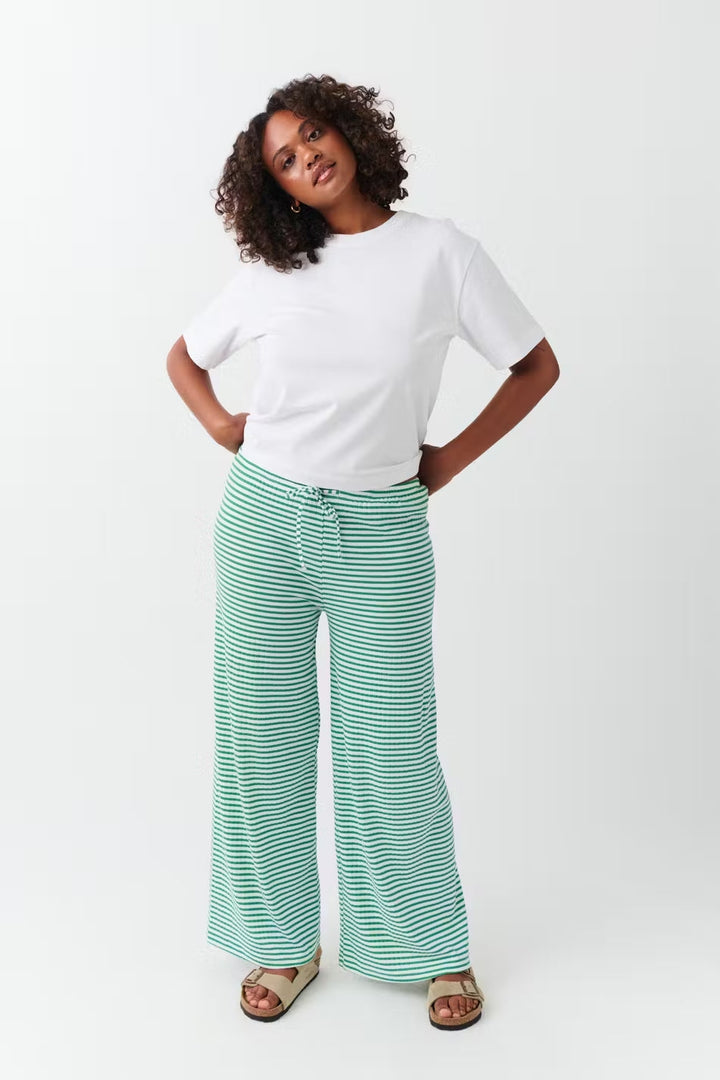 Casual women's striped relaxed pants, versatile for various spring occasions.
