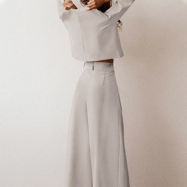 Comfortable women's two-piece outfit, featuring a relaxed crop top and flowy wide-leg pants
