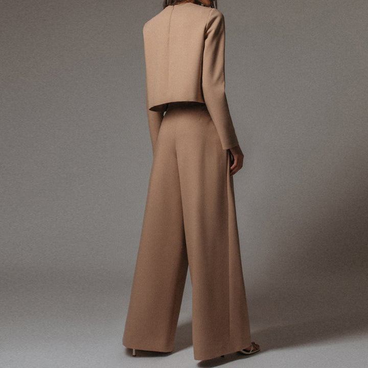 Modern women's two-piece set, ideal for spring & summer, relaxed top and wide leg silhouette