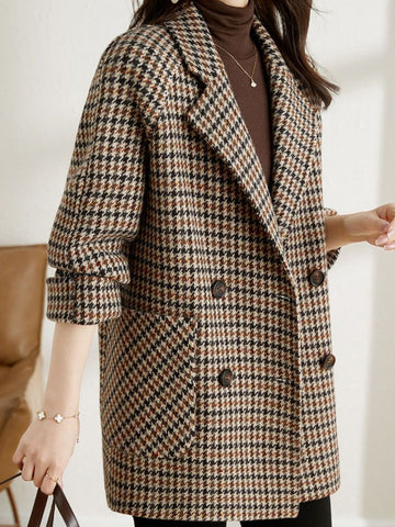 Fashionable women's plaid blazer, ideal for bridging smart casual and office attire