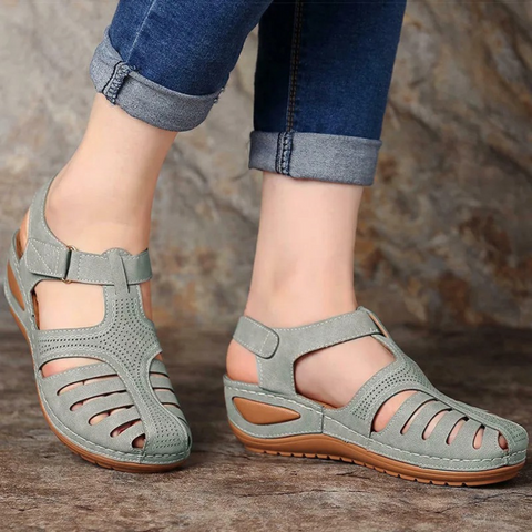 Comfortable open-toe women's sandals, ideal for walking, featuring a chic cutout design and flat sole