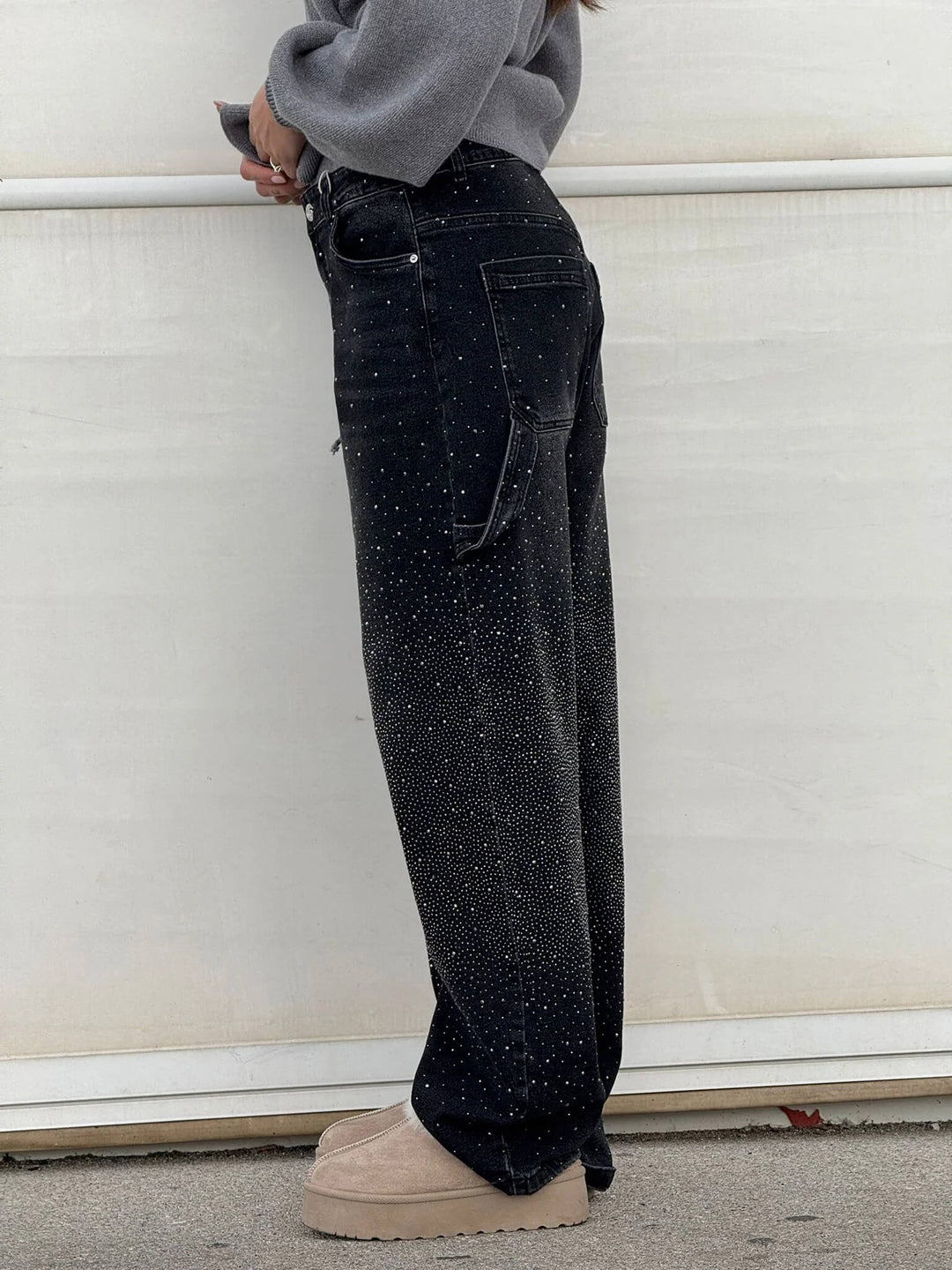Women's high-waisted wide leg flowy pants, an essential piece for a fashionable spring wardrobe.