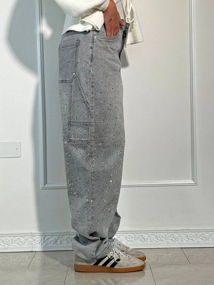 Detail of the elastic waistband on women's high-waisted flowy wide leg pants, ensuring comfort.