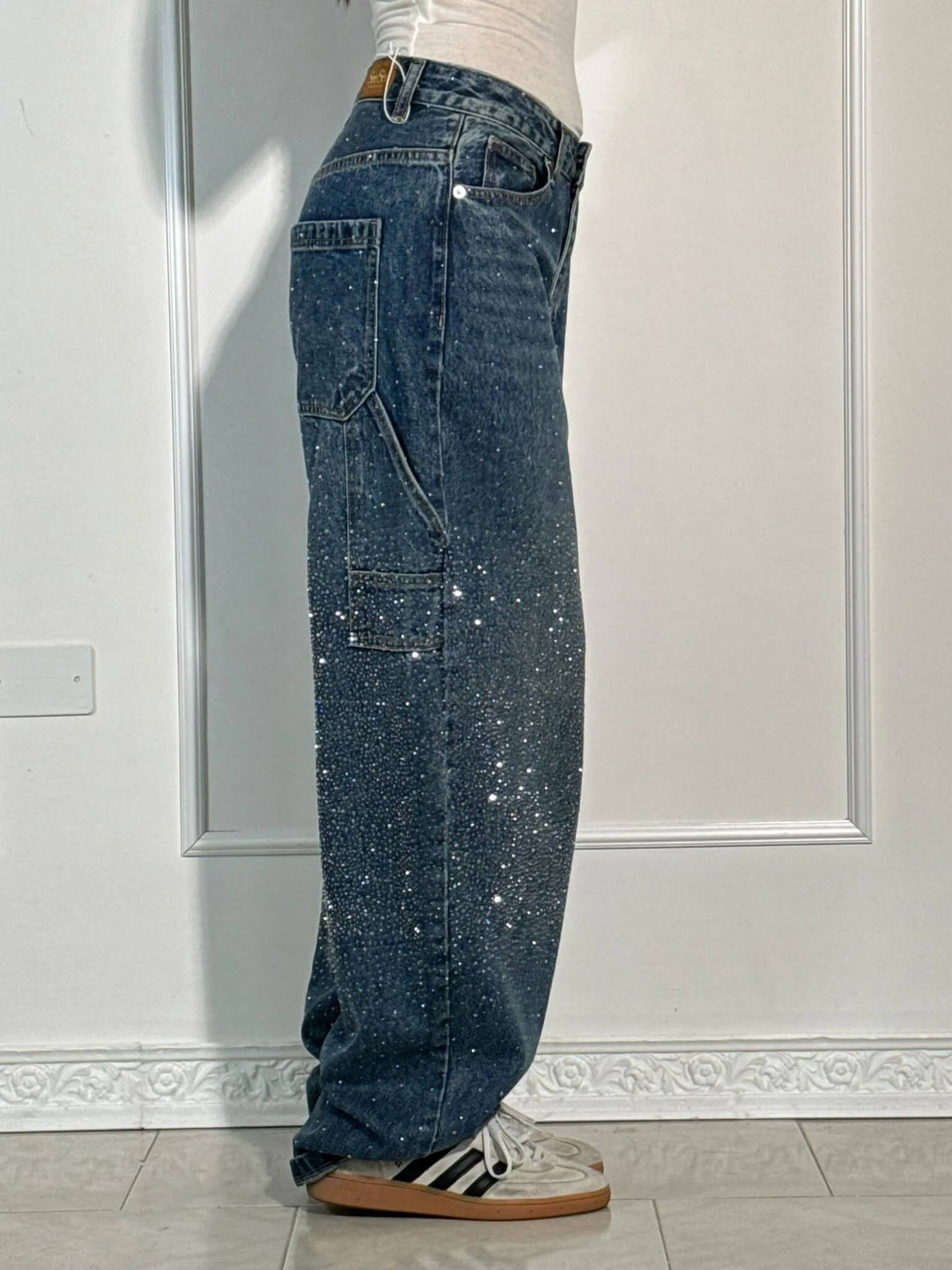 High-waisted women's wide leg pants in a soft, flowy material, perfect for casual spring fashion.