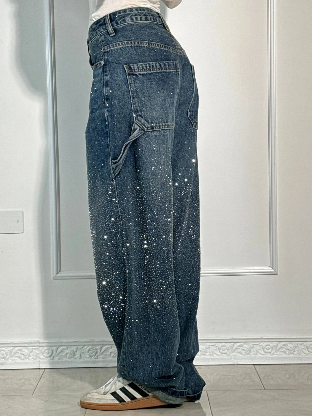Versatile women's flowy pants with a wide leg, shown in a relaxed fit for ultimate comfort.
