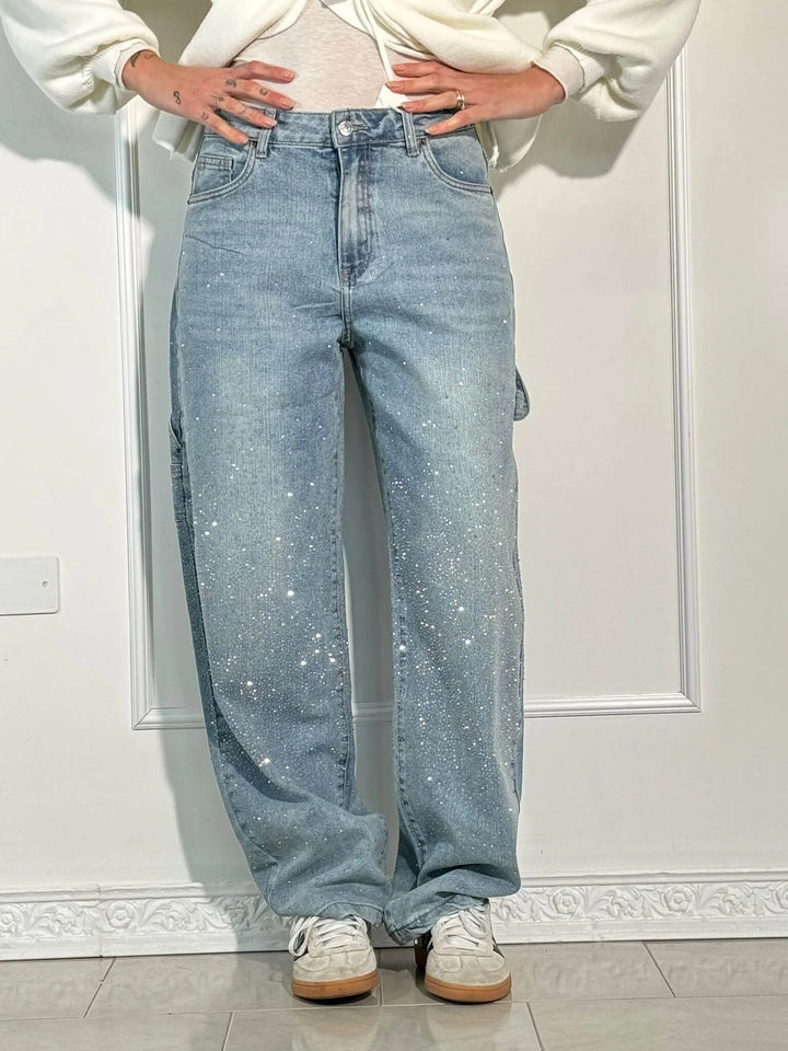 Casual yet chic women's wide leg flowy pants, offering a comfortable and stylish spring look.