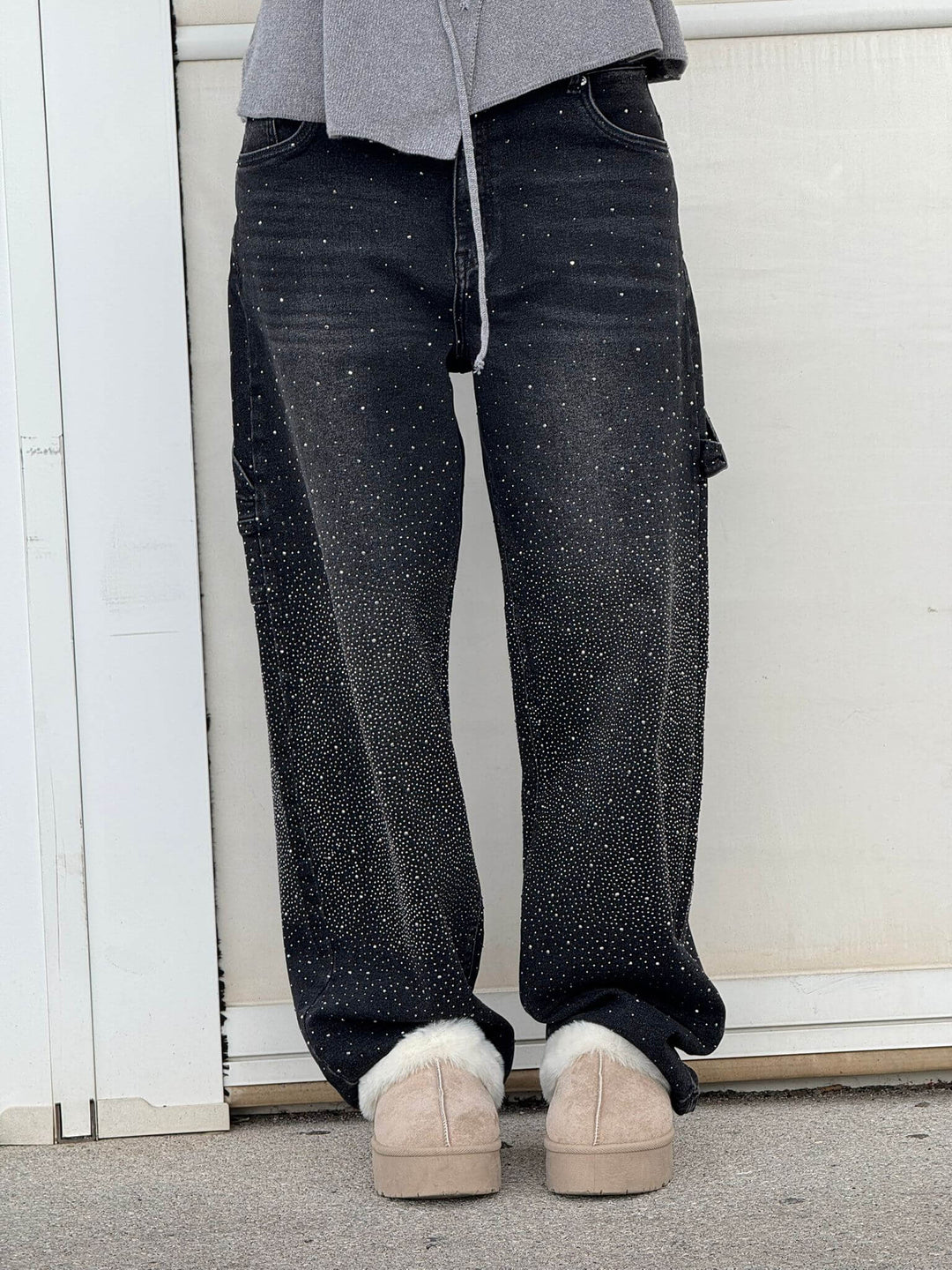 Model wearing women's comfortable wide leg flowy pants, styled for a relaxed spring outfit.