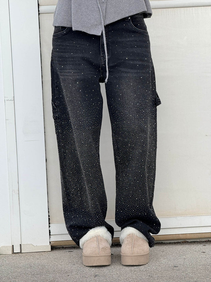 Model wearing women's comfortable wide leg flowy pants, styled for a relaxed spring outfit.