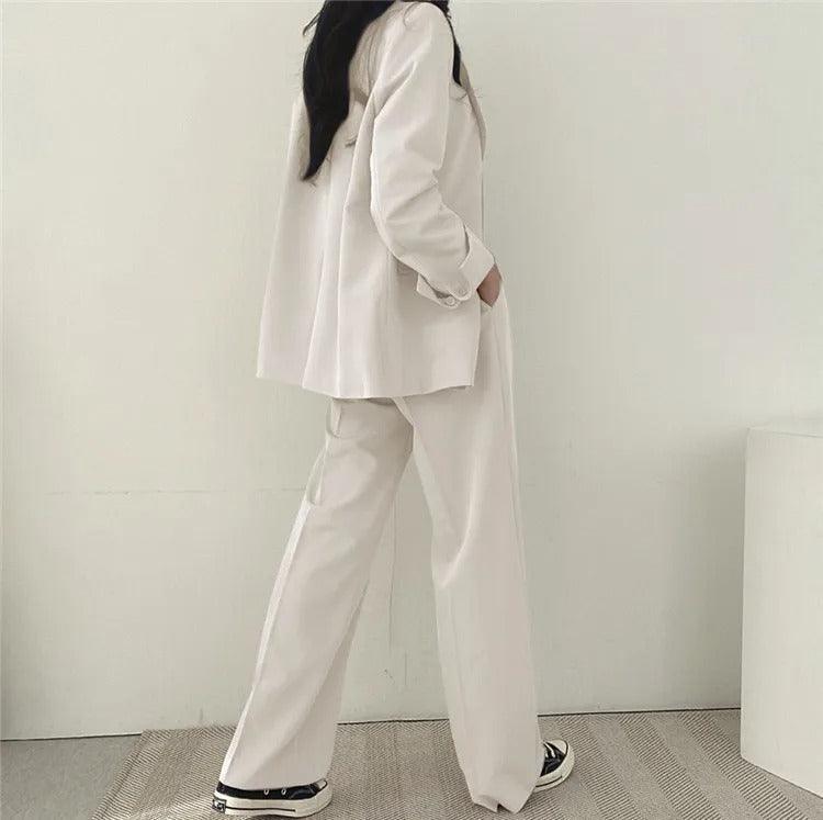 High-quality women's tailored suit with a long blazer, designed for comfort and style in the workplace.