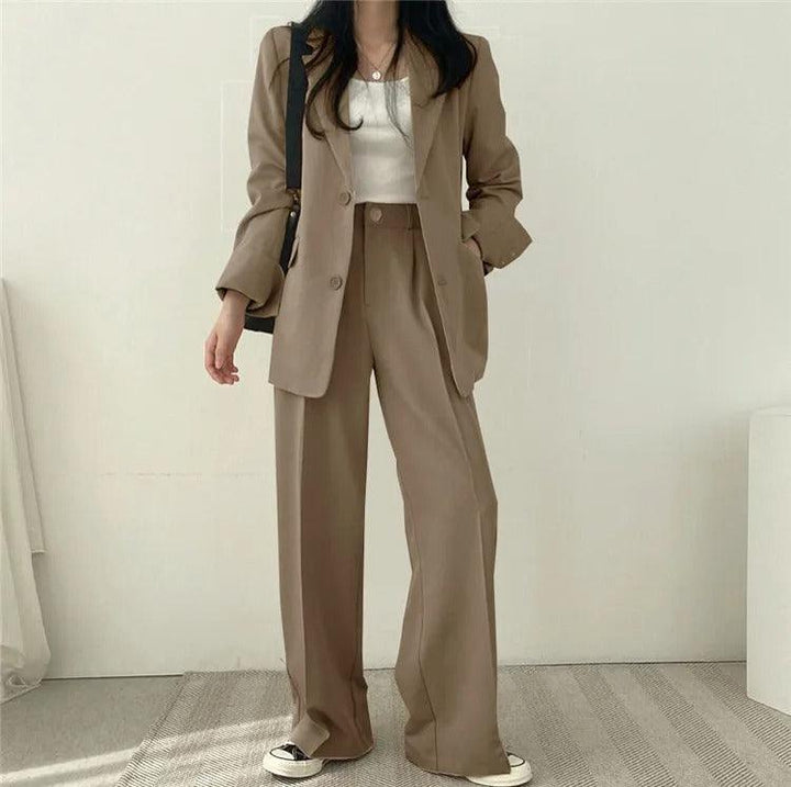 Contemporary women's business suit with a long blazer, ideal for a powerful professional presence.