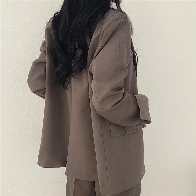 Functional women's suit set, featuring a long tailored blazer and practical trousers for daily wear.