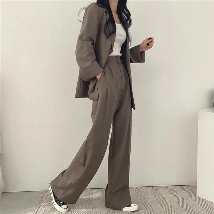 Distinctive women's tailored suit with a long blazer, combining elegance with professional practicality.