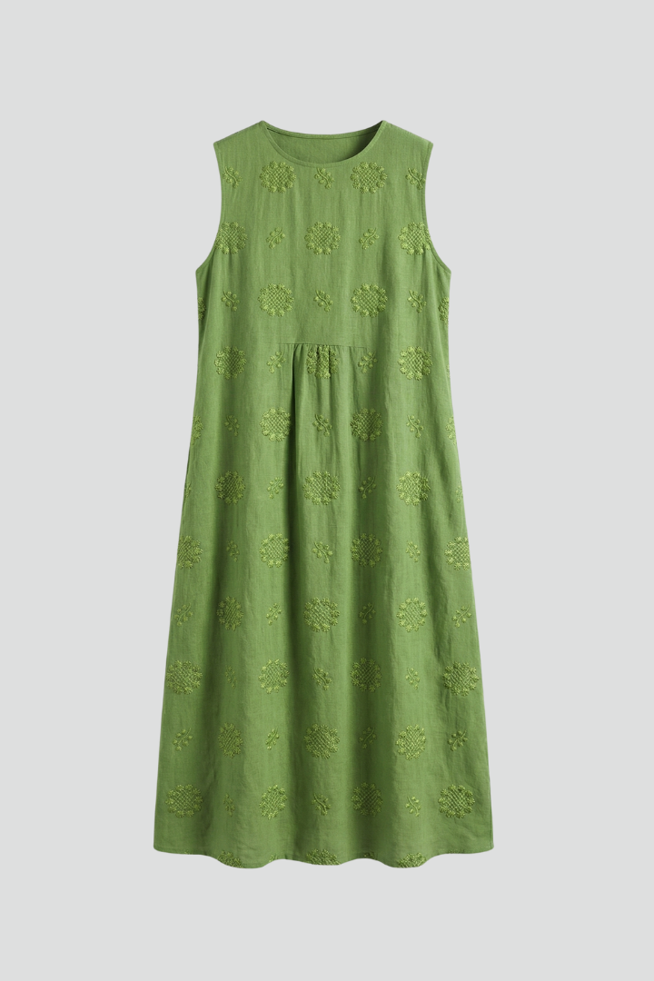 Women's textured sleeveless midi dress with pockets, ideal for summer casual and everyday wear.