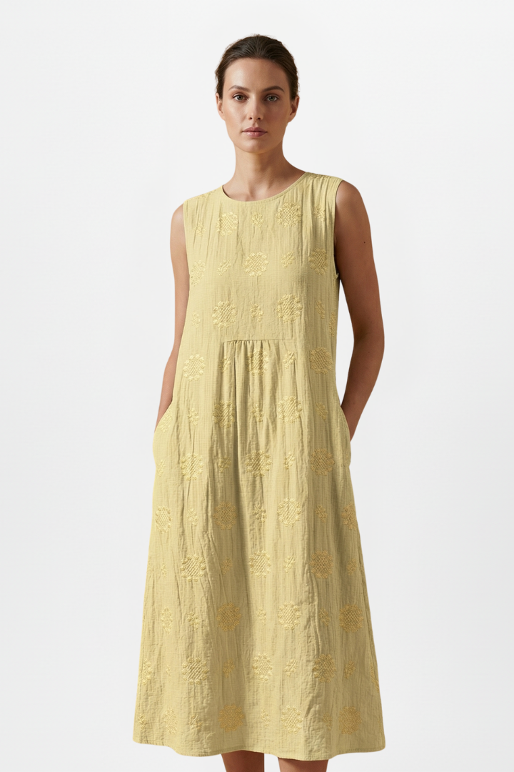 Fashionable women's textured sleeveless midi dress, round neck, with pockets for a chic summer look.