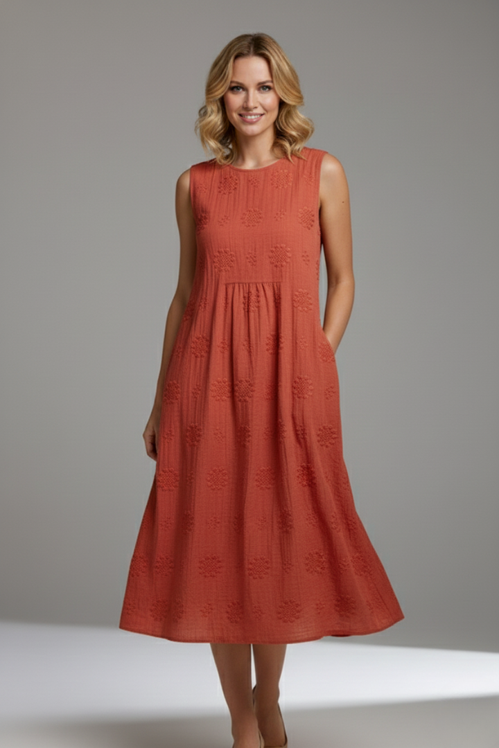 Chic textured women's sleeveless midi dress, round neck, with side pockets for a modern look.