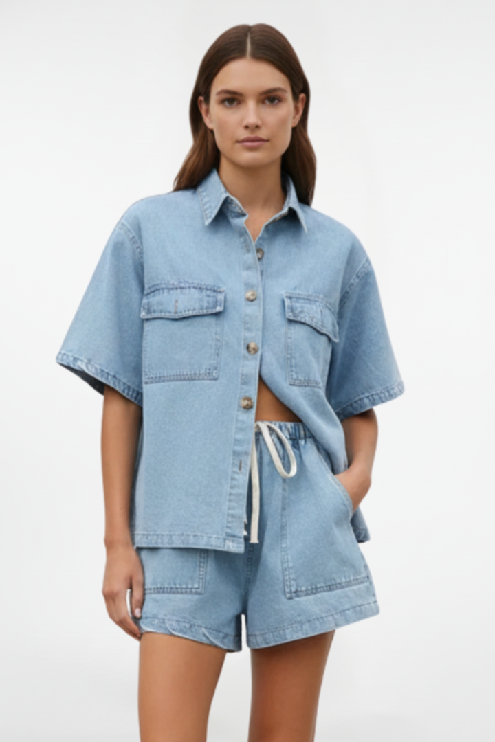 Coordinated women's short-sleeve jacket & high-waist shorts set. A versatile two-piece for casual spring/summer fashion.