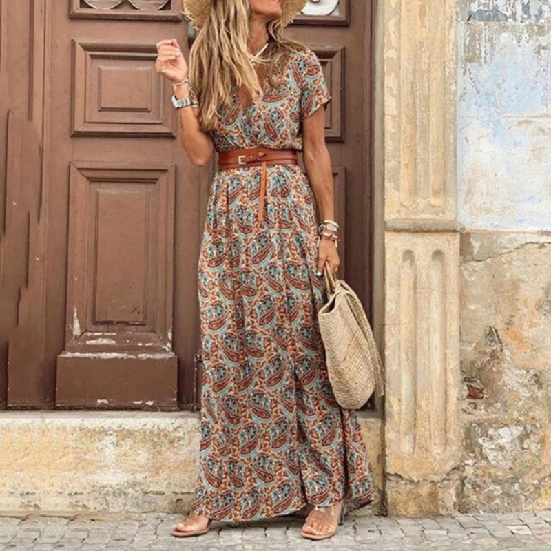 Vibrant floral print maxi dress with V-neck and adjustable belt, a comfortable and chic option for sunny days.