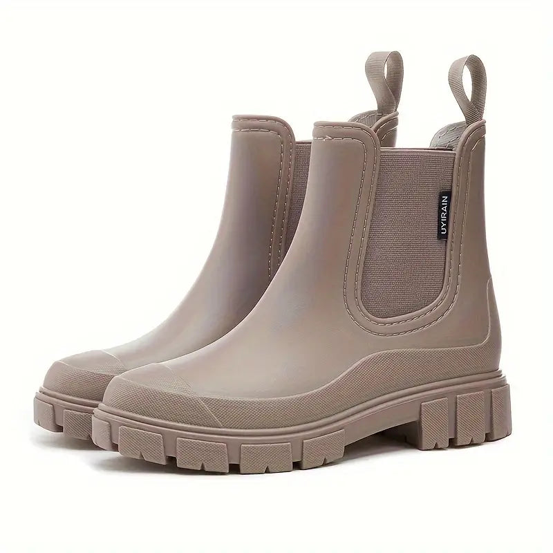 Women's waterproof slip-on Chelsea boots in black, ideal for rain, with elastic side panels for easy wear.