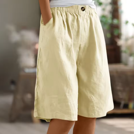 Stylish knee-length women's wide leg Bermuda shorts featuring practical side pockets, great for summer.