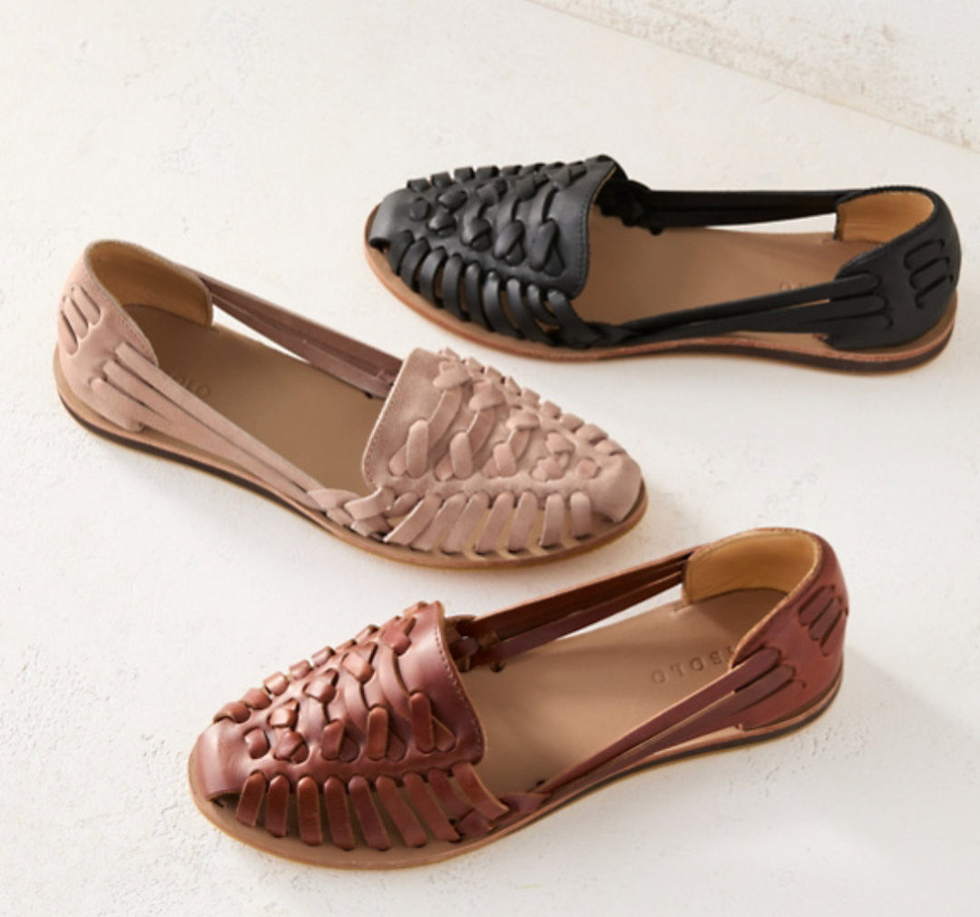 Women's woven flat sandals with a stylish buckle closure, perfect for casual summer comfort and everyday wear.