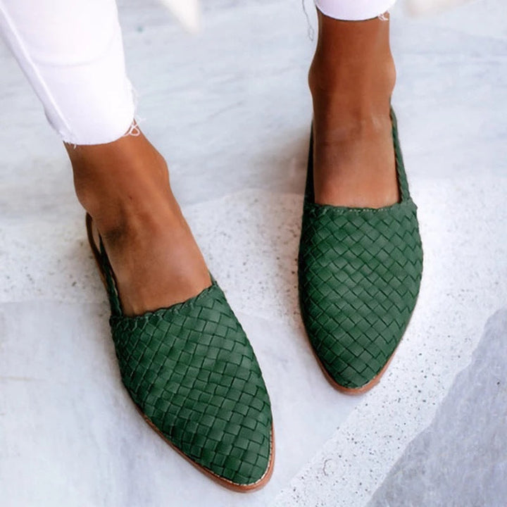 Stylish women's closed toe woven mules, comfortable backless slip-on flats for everyday elegance.